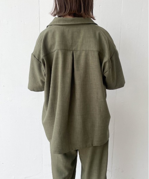 flaner（フラネ）の「ドライタッチ開襟シャツ【ユニセックス対応/セットアップ対応】（シャツ/ブラウス・レディース・ベージュ/カーキ/ナチュラル・MEDIUM/LARGE）」の15枚目の写真