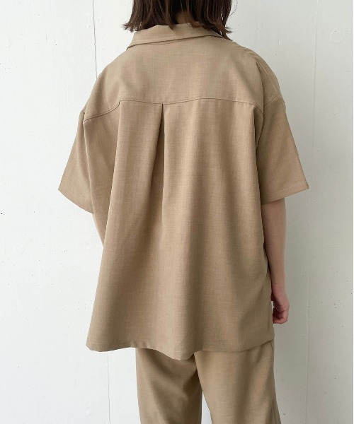 flaner（フラネ）の「ドライタッチ開襟シャツ【ユニセックス対応/セットアップ対応】（シャツ/ブラウス・レディース・ベージュ/カーキ/ナチュラル・MEDIUM/LARGE）」の6枚目の写真