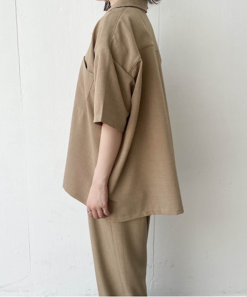 flaner（フラネ）の「ドライタッチ開襟シャツ【ユニセックス対応/セットアップ対応】（シャツ/ブラウス・レディース・ベージュ/カーキ/ナチュラル・MEDIUM/LARGE）」の5枚目の写真