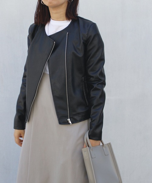 LAVEANGE（ラビアンジェ）の「フェイクレザーノーカラーライダースジャケット（ライダースジャケット・レディース・ブラック/グレイッシュベージュ・LL/3L/4L/M/L）」の21枚目の写真