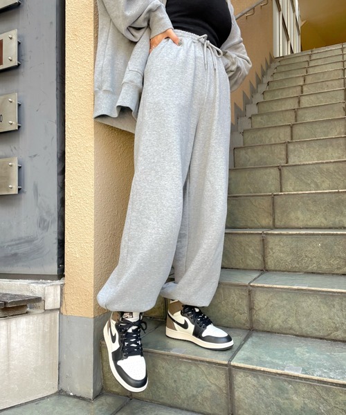 WHO'S WHO gallery（フーズフーギャラリー）の「PTNスウェパン（スウェットパンツ・レディース・ブラック/ブラウン/サックスブルー/グリーン/トップグレー/オートミール・FREE）」の3枚目の写真