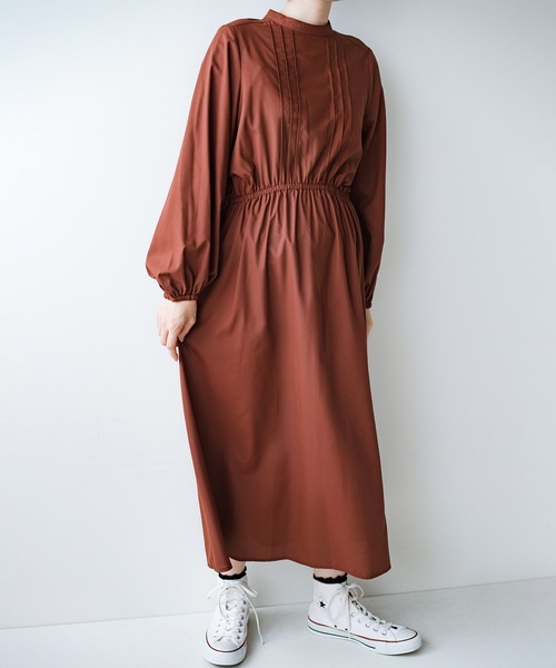 haco!(ハコ)の「着るだけで女っぽときちんと見えが叶う ピンタックづかいが上品なウエストギャザーワンピース(ワンピース・レディース・ブラウン/ベージュ系その他・SMALL/MEDIUM/LARGE/X-LARGE)」の4枚目の写真
