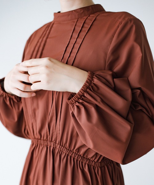 haco!(ハコ)の「着るだけで女っぽときちんと見えが叶う ピンタックづかいが上品なウエストギャザーワンピース(ワンピース・レディース・ブラウン/ベージュ系その他・SMALL/MEDIUM/LARGE/X-LARGE)」の9枚目の写真