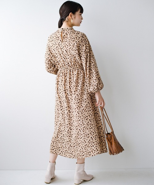 haco!(ハコ)の「着るだけで女っぽときちんと見えが叶う ピンタックづかいが上品なウエストギャザーワンピース(ワンピース・レディース・ブラウン/ベージュ系その他・SMALL/MEDIUM/LARGE/X-LARGE)」の16枚目の写真