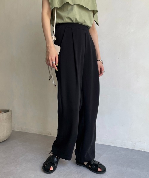 CAPRICIEUX LE'MAGE(カプリシューレマージュ)の「〈新色/レッド〉タックストレートパンツ(その他パンツ・レディース・ピンク/レッド/ベージュ/ブラック・38/36)」の2枚目の写真