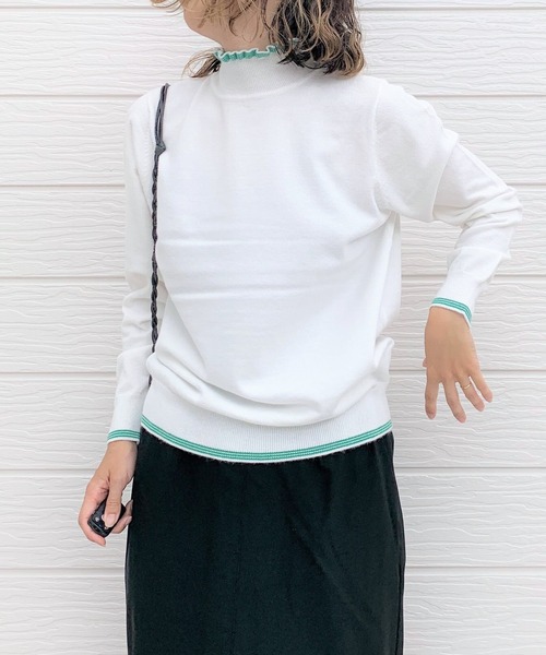 Q（キュー）の「衿フリルハイネックニット（ニット/セーター・レディース・ネイビー/アイボリー・MEDIUM）」の2枚目の写真