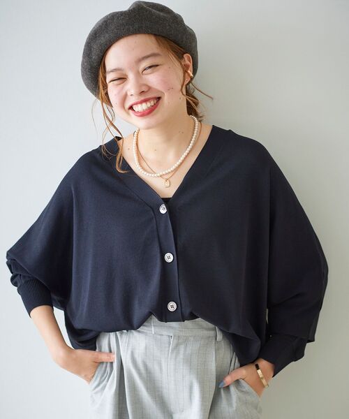 le.coeur blanc（ルクールブラン）の「ドルマンシルエット長袖ニットカーディガン（カーディガン/ボレロ・レディース・パープル/ネイビー/オリーブ・38）」の2枚目の写真