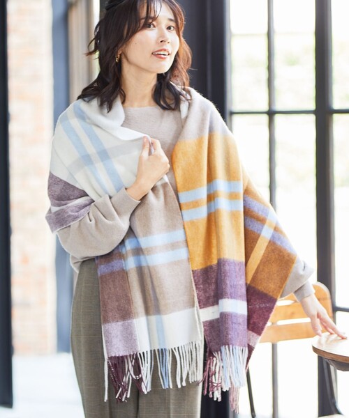 ANY（エニィ）の「【WEB限定カラー有】ウールカシミアブレンドストール（マフラー・レディース・黄土色系/ダークブラウン系5/カーキ系5/ブルー系5/ピンク系5/アイボリー系/レッド系5/グレー系5/ライラック系/こしょう色系5・F）」の3枚目の写真
