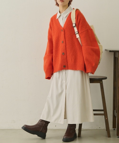 MERLOT（メルロー）の「Vネックカラーカーディガン（カーディガン/ボレロ・レディース・オレンジ/グリーン/ブルー・FREE）」の4枚目の写真