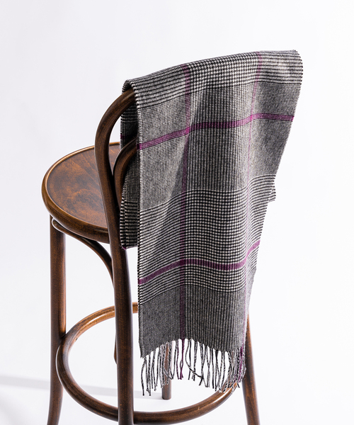 PIACENZA(ピアチェンツァ)の「【PIACENZA / ピアチェンツァ】ILLINOIS シルクカシミヤ Wフェイス チェック マフラー(マフラー・メンズ・チャコールグレー/ブルー・FREE)」の8枚目の写真