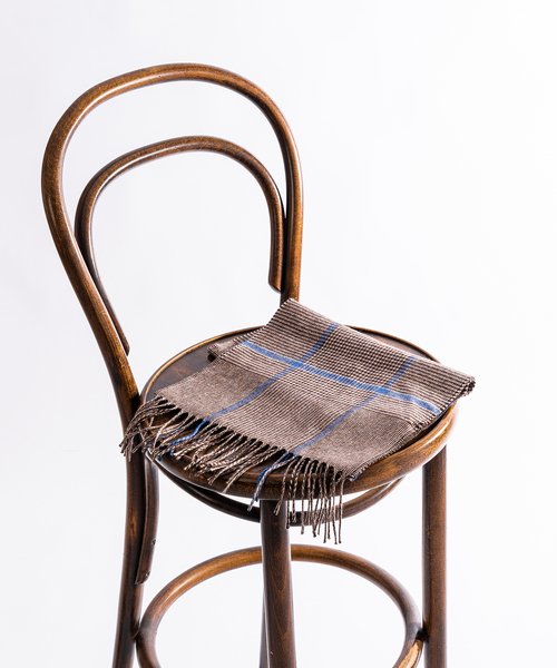 PIACENZA(ピアチェンツァ)の「【PIACENZA / ピアチェンツァ】ILLINOIS シルクカシミヤ Wフェイス チェック マフラー(マフラー・メンズ・チャコールグレー/ブルー・FREE)」の5枚目の写真