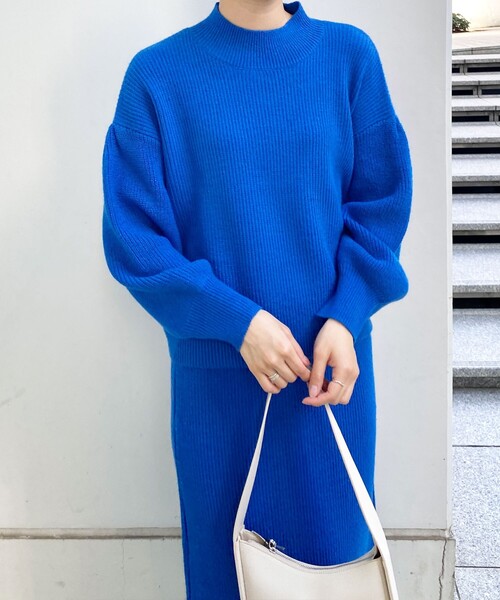 OPAQUE.CLIP（オペークドットクリップ）の「◆【COFIL／コフィル】ミドルゲージ ボリュームスリーブニット（ニット/セーター・レディース・ブルー/ベージュ/レモンイエロー/黄緑系8/オレンジ/オフホワイト/パープル系4/ブラック系7・36/38/40）」の5枚目の写真