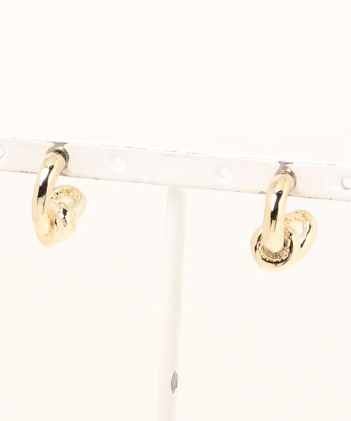 BEARDSLEY(ビアズリー)の「Knotモチーフピアス(リング・レディース・ゴールド・FREE)」の6枚目の写真