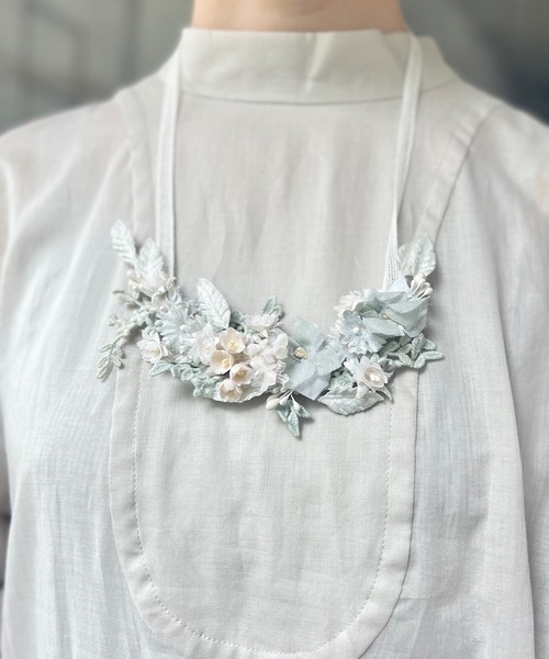 m.soeur（エムスール）の「ツルリーフとお花のネックレス（ネックレス・レディース・ブラック/ホワイト/グリーン/ブルー・FREE）」の4枚目の写真