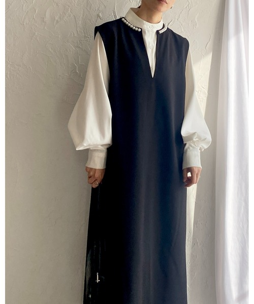 She's Closet（シーズクローゼット）の「深Vネックパールジャンスカロングワンピース（ワンピース・レディース・ブラック/グレイッシュベージュ・FREE）」の4枚目の写真