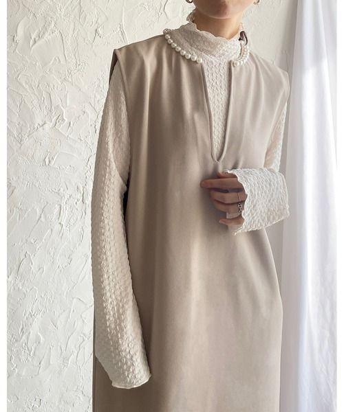 She's Closet（シーズクローゼット）の「深Vネックパールジャンスカロングワンピース（ワンピース・レディース・ブラック/グレイッシュベージュ・FREE）」の5枚目の写真