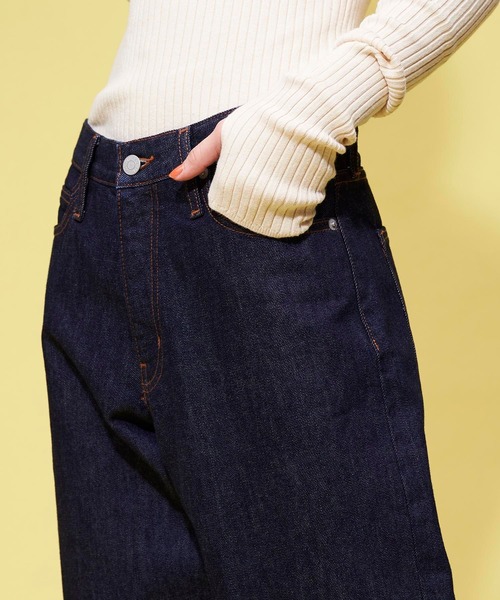 FOREVER 21（フォーエバー トゥエンティーワン）の「ローライズワイドデニムパンツ（デニムパンツ・レディース・ライトインディゴブルー/ネイビー・MEDIUM/SMALL/LARGE）」の16枚目の写真