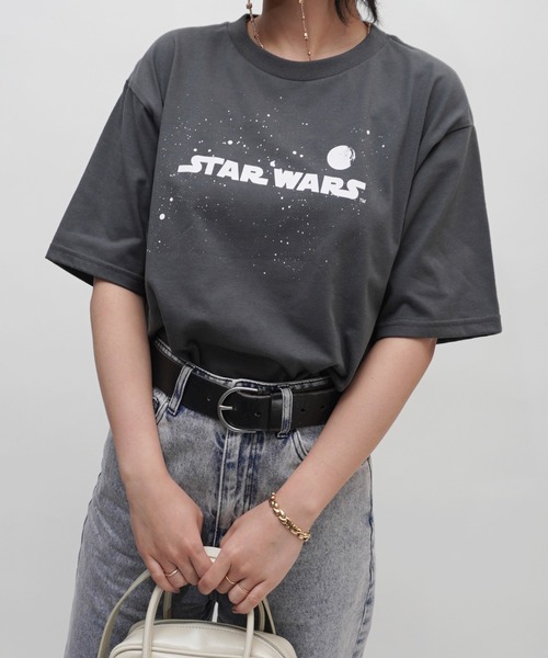 ARCHIVER(アーカイバ)の「【Bz】STAR WARSプリントユニセックスBIGTシャツ/プリントTシャツ(RZ)(Tシャツ/カットソー・メンズ・ブラック/スミクロ/オフホワイト/ピンク・FREE)」の2枚目の写真