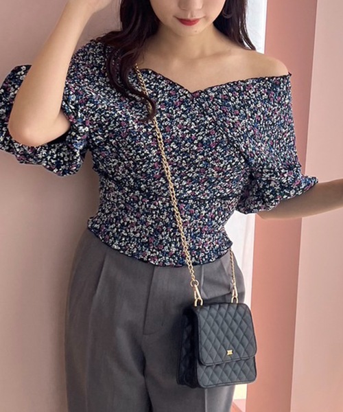 one after another NICE CLAUP（ワンアフターアナザーナイスクラップ）の「シャーリングオフショル（シャツ/ブラウス・レディース・ピンク/アイボリー/ブラック/オフホワイト・FREE）」の4枚目の写真