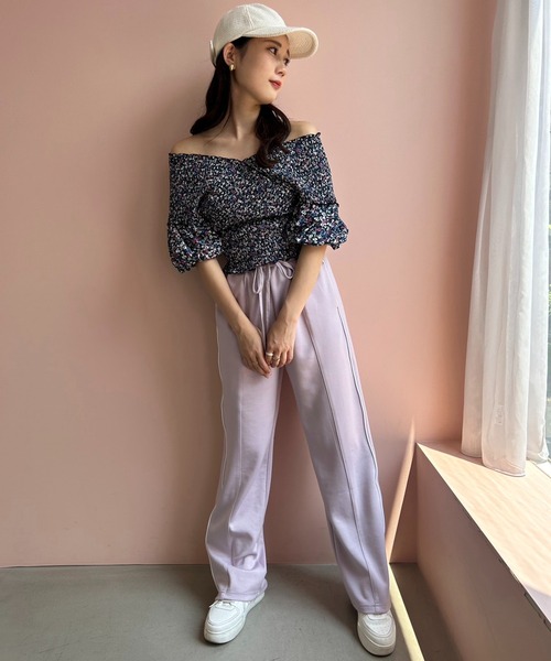 one after another NICE CLAUP（ワンアフターアナザーナイスクラップ）の「シャーリングオフショル（シャツ/ブラウス・レディース・ピンク/アイボリー/ブラック/オフホワイト・FREE）」の20枚目の写真