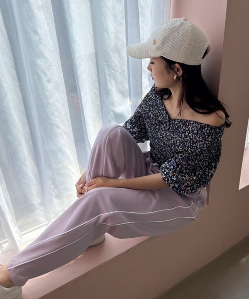 one after another NICE CLAUP（ワンアフターアナザーナイスクラップ）の「シャーリングオフショル（シャツ/ブラウス・レディース・ピンク/アイボリー/ブラック/オフホワイト・FREE）」の21枚目の写真