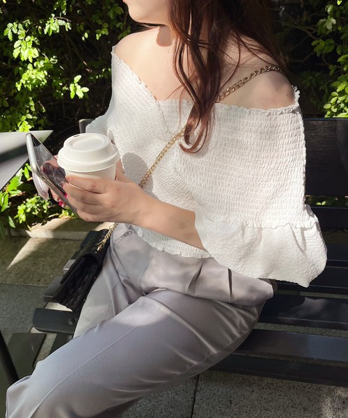 one after another NICE CLAUP（ワンアフターアナザーナイスクラップ）の「シャーリングオフショル（シャツ/ブラウス・レディース・ピンク/アイボリー/ブラック/オフホワイト・FREE）」の10枚目の写真