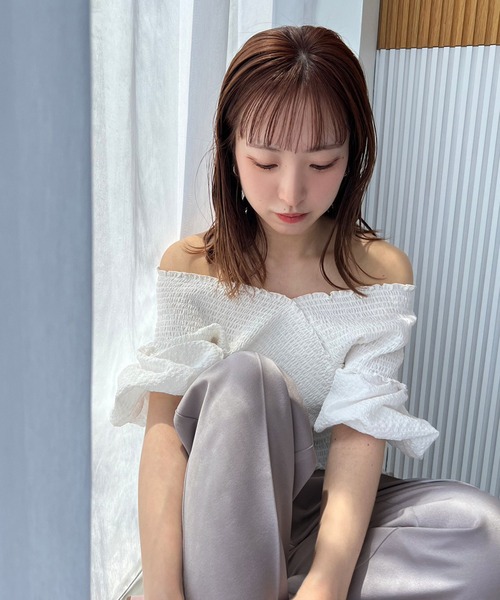 one after another NICE CLAUP（ワンアフターアナザーナイスクラップ）の「シャーリングオフショル（シャツ/ブラウス・レディース・ピンク/アイボリー/ブラック/オフホワイト・FREE）」の6枚目の写真