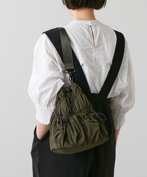 Actually（アクチュアリー）の「ナイロンシャーリング 巾着バッグ（トートバッグ・レディース・ベージュ/カーキ/ブラック・フリー）」の3枚目の写真