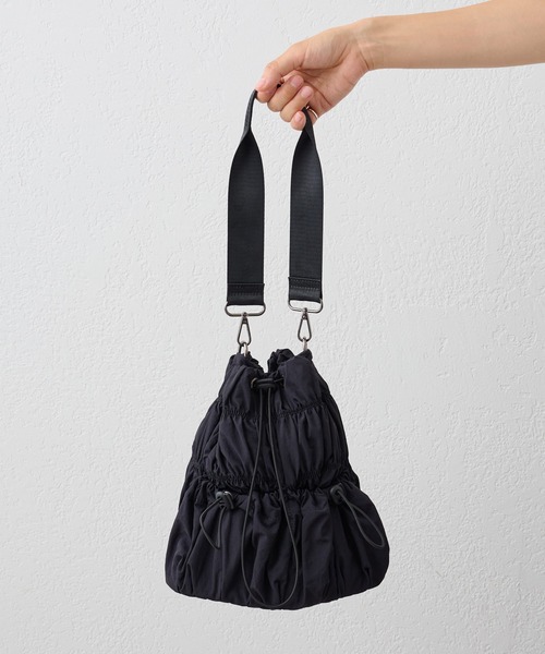 Actually（アクチュアリー）の「ナイロンシャーリング 巾着バッグ（トートバッグ・レディース・ベージュ/カーキ/ブラック・フリー）」の4枚目の写真