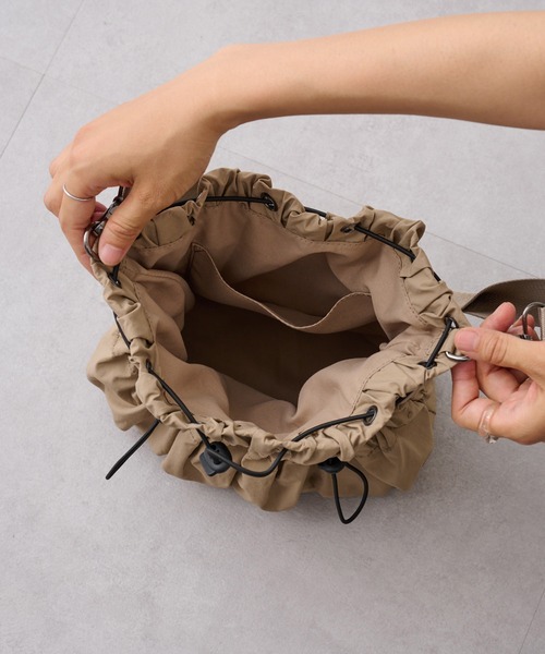 Actually（アクチュアリー）の「ナイロンシャーリング 巾着バッグ（トートバッグ・レディース・ベージュ/カーキ/ブラック・フリー）」の17枚目の写真