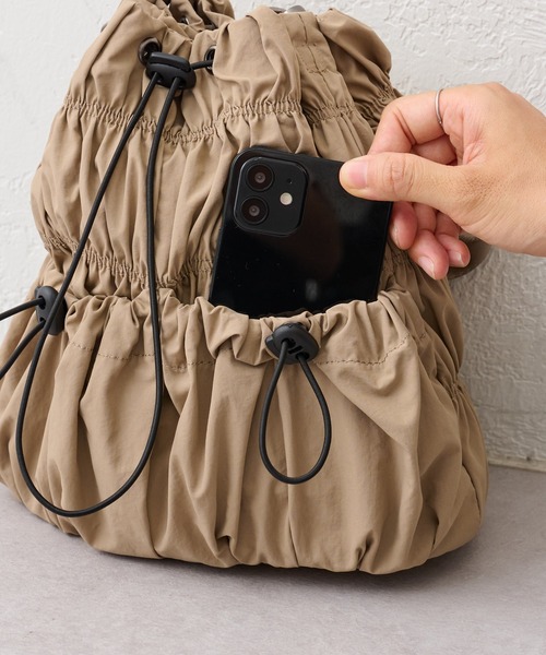 Actually（アクチュアリー）の「ナイロンシャーリング 巾着バッグ（トートバッグ・レディース・ベージュ/カーキ/ブラック・フリー）」の15枚目の写真