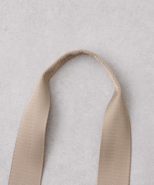 Actually（アクチュアリー）の「ナイロンシャーリング 巾着バッグ（トートバッグ・レディース・ベージュ/カーキ/ブラック・フリー）」の7枚目の写真