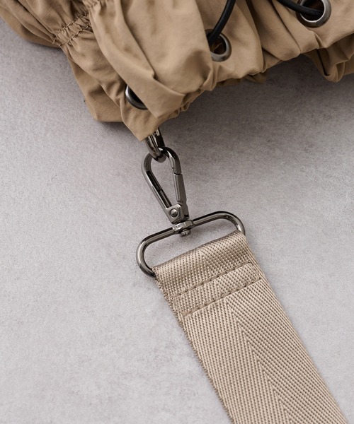 Actually（アクチュアリー）の「ナイロンシャーリング 巾着バッグ（トートバッグ・レディース・ベージュ/カーキ/ブラック・フリー）」の10枚目の写真