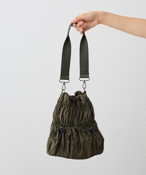 Actually（アクチュアリー）の「ナイロンシャーリング 巾着バッグ（トートバッグ・レディース・ベージュ/カーキ/ブラック・フリー）」の13枚目の写真