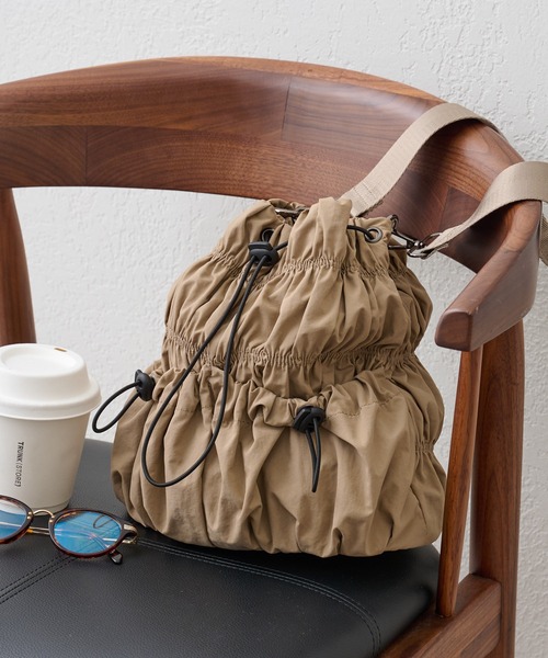 Actually（アクチュアリー）の「ナイロンシャーリング 巾着バッグ（トートバッグ・レディース・ベージュ/カーキ/ブラック・フリー）」の16枚目の写真