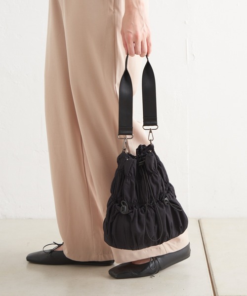 Actually（アクチュアリー）の「ナイロンシャーリング 巾着バッグ（トートバッグ・レディース・ベージュ/カーキ/ブラック・フリー）」の19枚目の写真