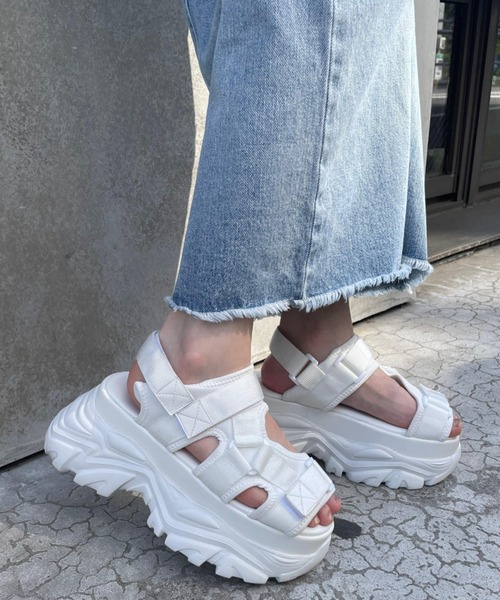 RAY CASSIN(レイカズン)の「スニーカー厚底サンダル(サンダル・レディース・ホワイト/ブラック・SMALL/MEDIUM/LARGE)」の5枚目の写真