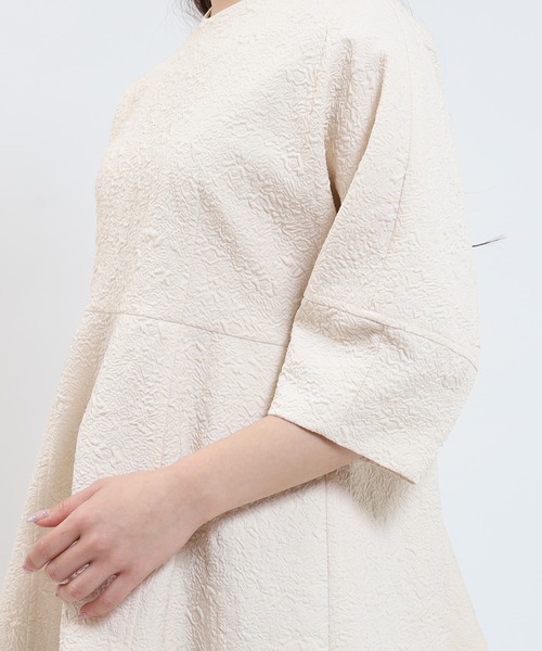 TRUDEA（トルディア）の「ジャガードペプラムプルオーバー（シャツ/ブラウス・レディース・アイボリー/ブラック・MEDIUM）」の7枚目の写真