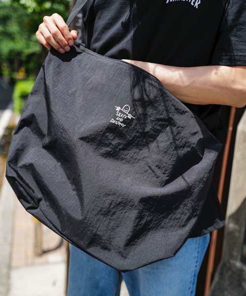 THRASHER(スラッシャー)の「GONZ SAD Shoulder Bag L /THRASHER スラッシャー撥水加工リップストップナイロンワンポイントショルダーバッグ(ショルダーバッグ・メンズ・ブルー/ライトグレー/ブラック×ホワイト・FREE)」の1枚目の写真