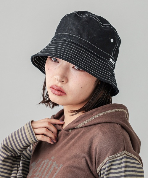 X-girl（エックスガール）の「STITCH BUCKET HAT（ハット・レディース・ホワイト/ブラック/ブラウン・ONE SIZE）」の5枚目の写真