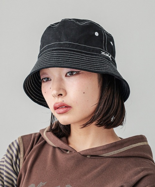 X-girl（エックスガール）の「STITCH BUCKET HAT（ハット・レディース・ホワイト/ブラック/ブラウン・ONE SIZE）」の16枚目の写真