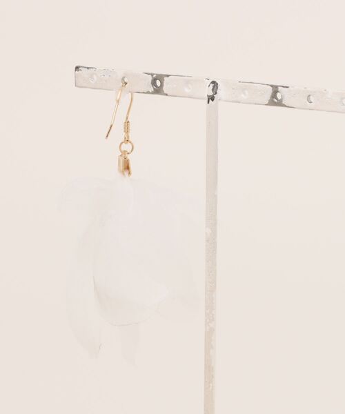 flower（フラワー）の「エアリーペタルピアス（ピアス（片耳用）・レディース・ホワイト・FREE）」の6枚目の写真