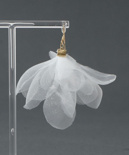 flower（フラワー）の「エアリーペタルピアス（ピアス（片耳用）・レディース・ホワイト・FREE）」の2枚目の写真