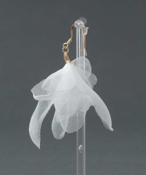 flower（フラワー）の「エアリーペタルピアス（ピアス（片耳用）・レディース・ホワイト・FREE）」の3枚目の写真