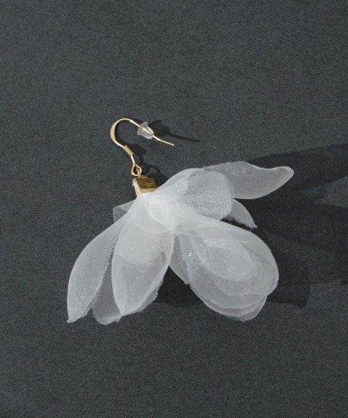 flower（フラワー）の「エアリーペタルピアス（ピアス（片耳用）・レディース・ホワイト・FREE）」の5枚目の写真