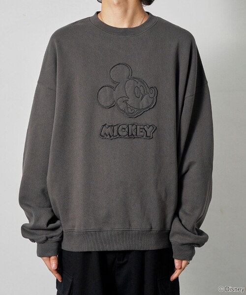 Disney（ディズニー）の「PUBLUX/パブリュクス 別注 Mickey Mouse/ステッチ裏起毛スウェット/クルーネックスウェット/ミッキーマウス(限定展開)（スウェット・メンズ・チャコールグレー/ライトグレー/レッド/ネイビー・SMALL/MEDIUM/LARGE）」の7枚目の写真