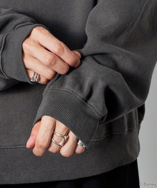 Disney（ディズニー）の「PUBLUX/パブリュクス 別注 Mickey Mouse/ステッチ裏起毛スウェット/クルーネックスウェット/ミッキーマウス(限定展開)（スウェット・メンズ・チャコールグレー/ライトグレー/レッド/ネイビー・SMALL/MEDIUM/LARGE）」の13枚目の写真