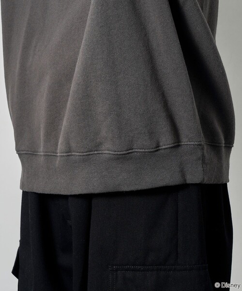 Disney（ディズニー）の「PUBLUX/パブリュクス 別注 Mickey Mouse/ステッチ裏起毛スウェット/クルーネックスウェット/ミッキーマウス(限定展開)（スウェット・メンズ・チャコールグレー/ライトグレー/レッド/ネイビー・SMALL/MEDIUM/LARGE）」の14枚目の写真