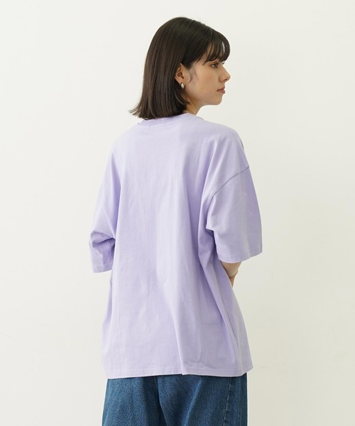 MILKFED.(ミルクフェド)の「CUT OUT LOGO POCKET WIDE S/S TEE(Tシャツ/カットソー・レディース・オフホワイト/アッシュ/チャコール/ライトパープル・M/L)」の6枚目の写真