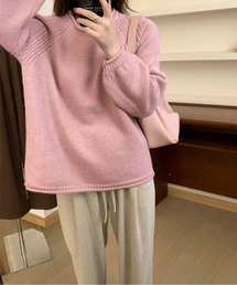 ざっくり編みのラフさがこなれた印象を演出。ボリュームラグランニット